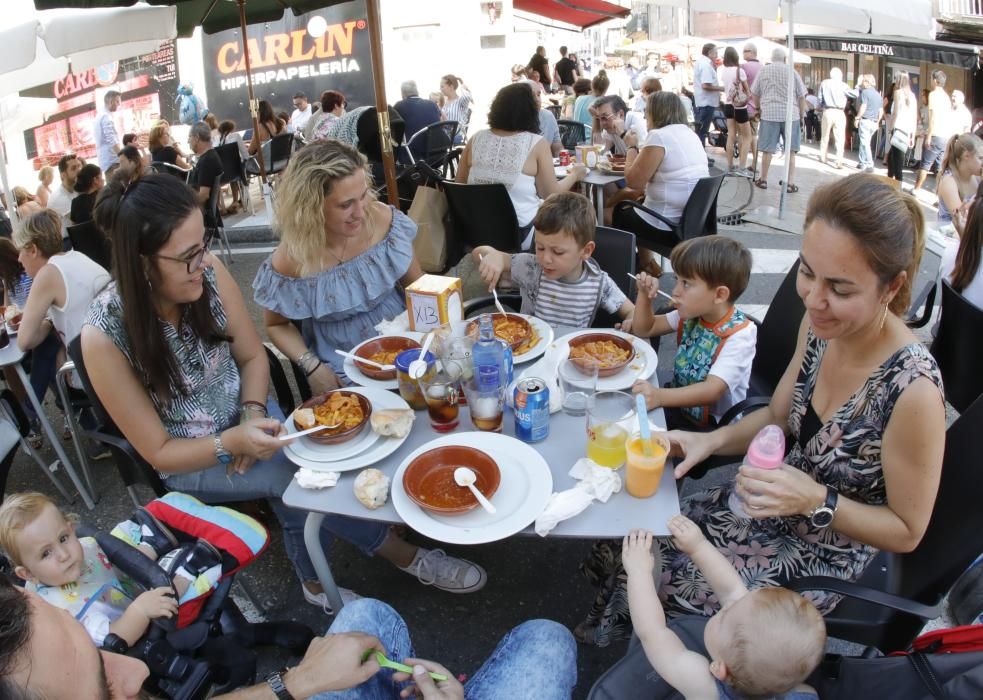 Los vecinos salen a "tapear" por la ciudad durante su tradicional fiesta gastronómica.