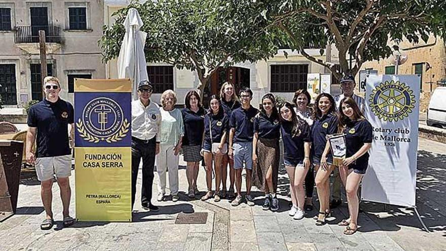 Foto de familia de los becarios y de los responsables del Rotary Club Mallorca, en Petra.