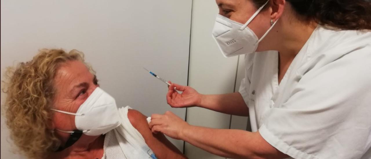 Una sanitaria pone una vacuna en el Hospital Universitario de Canarias, en Tenerife, ayer lunes.