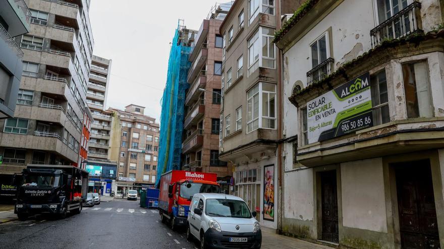 A la derecha de la imagen, un edificio en ruinas que se vende en el centro de Vilagarcía, en la calle Conde Vallellano.