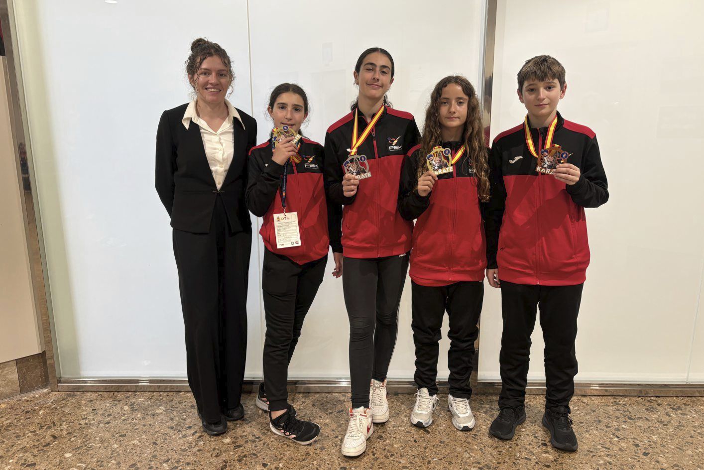 Los medallistas ibicencos con Cristina Ferrer, entrenadora de la Federación Balear y del Ibiza Samurais. | REAL FEDERACIÓN ESPAÑOLA DE KÁRATE