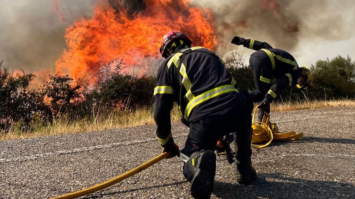 Incendio en la N120 en A Cañiza (Pontevedra), el pasado domingo.