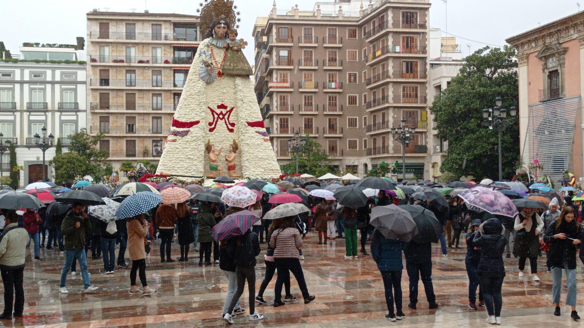 Cientos de personas se acercan a visitar el manto de la Virgen