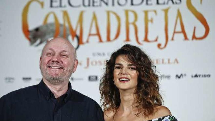 El director argentino Juan José Campanella con la actriz Clara Lago en la presentación de &quot;El cuento de las comadrejas&quot;. // Efe