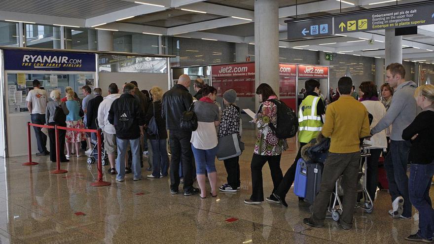 Piden 5.000 euros a un viajero por insultar y agredir a una empleada de Ryanair en el aeropuerto de Palma