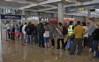 Piden 5.000 euros a un viajero por insultar y agredir a una empleada de Ryanair en el aeropuerto de Palma