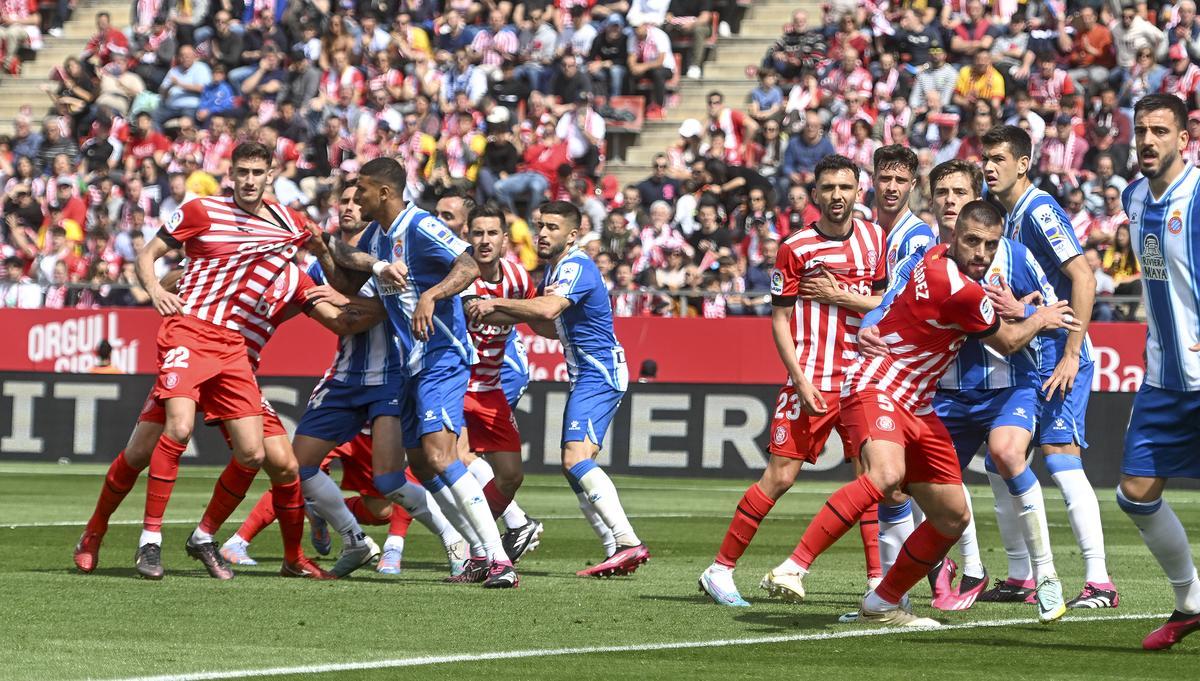 Saque de esquina en el área perica durante el partido de liga en Montilivi