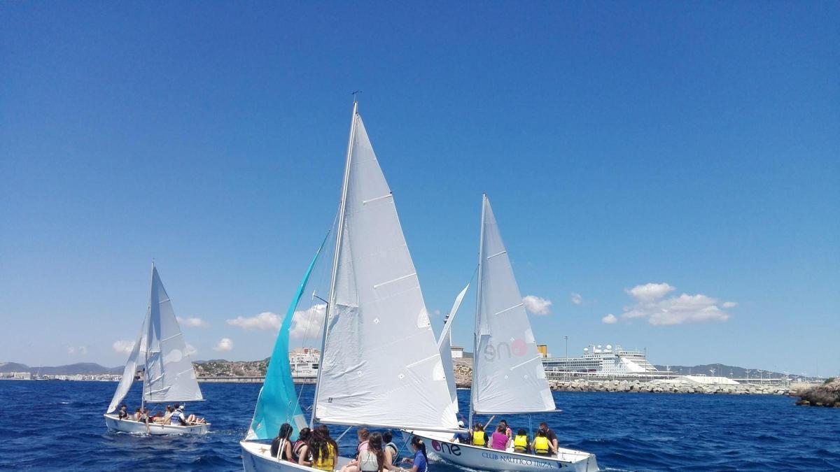 Los cursos de vela Club Náutico de Ibiza se desarrollan en la Escuela de Talamanca.