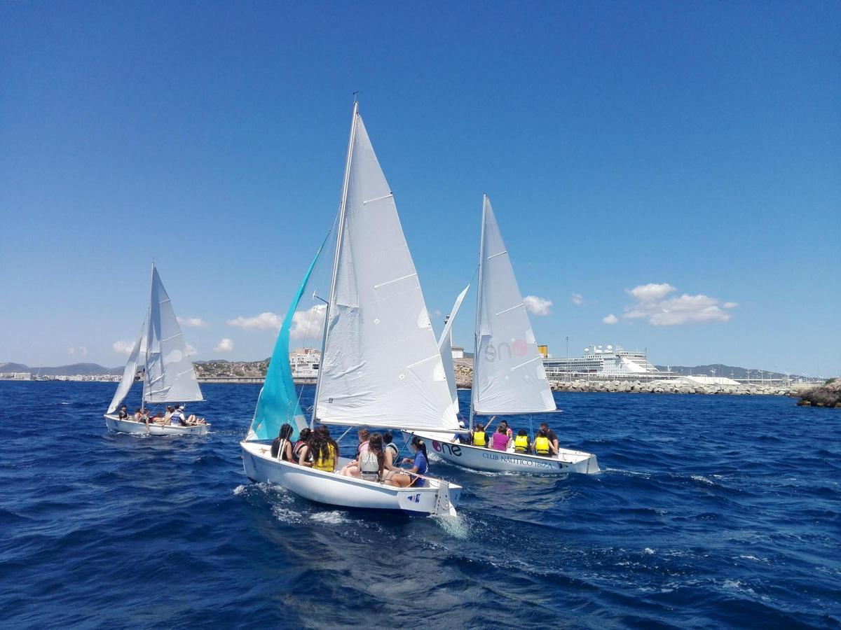 Los cursos de vela Club Náutico de Ibiza se desarrollan en la Escuela de Talamanca.