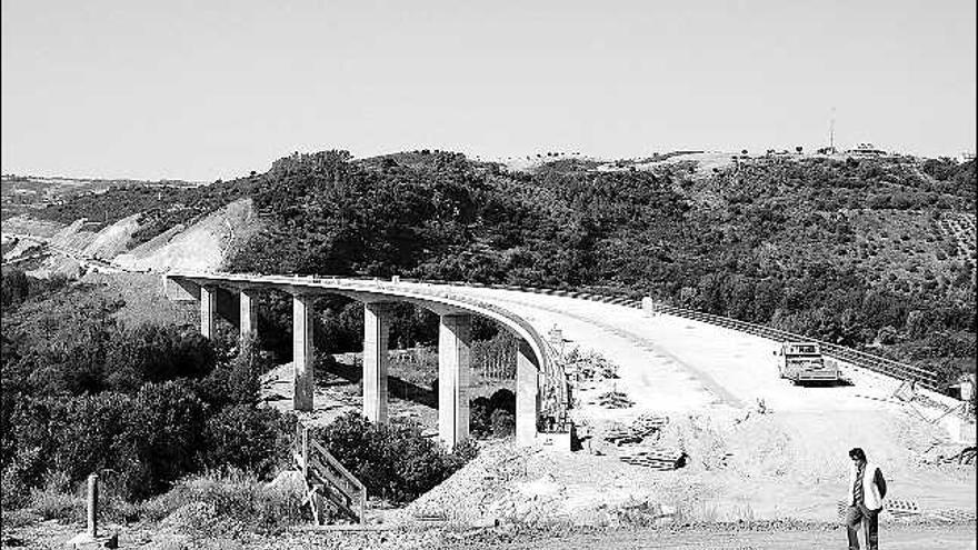 Obras en el puente internacional de Quintanilha, que estará finalizado en noviembre