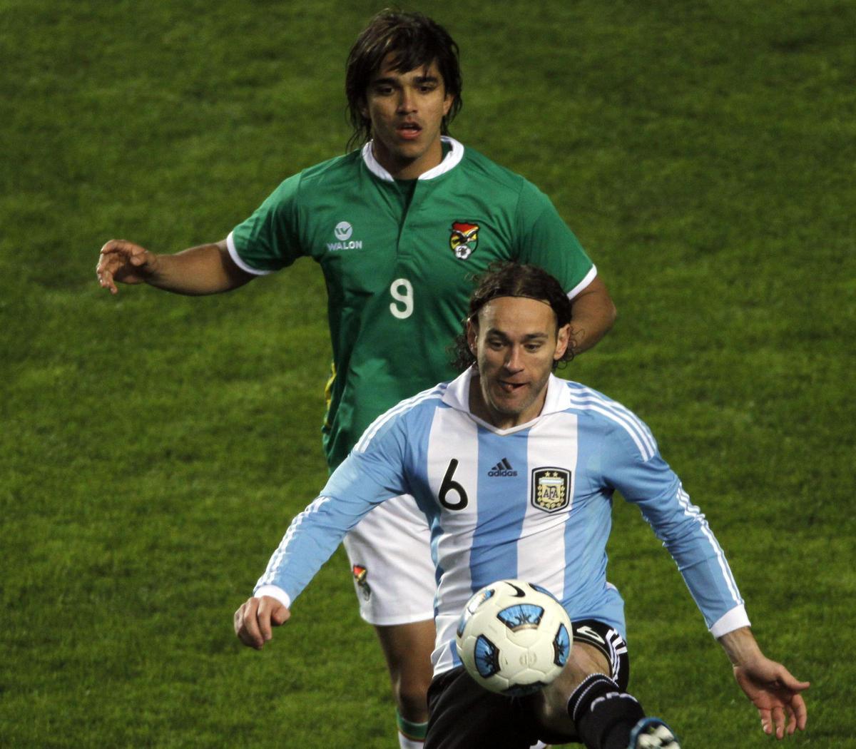 Moreno Martins y Gabriel Milito en un Argentina-Bolivia (2011)