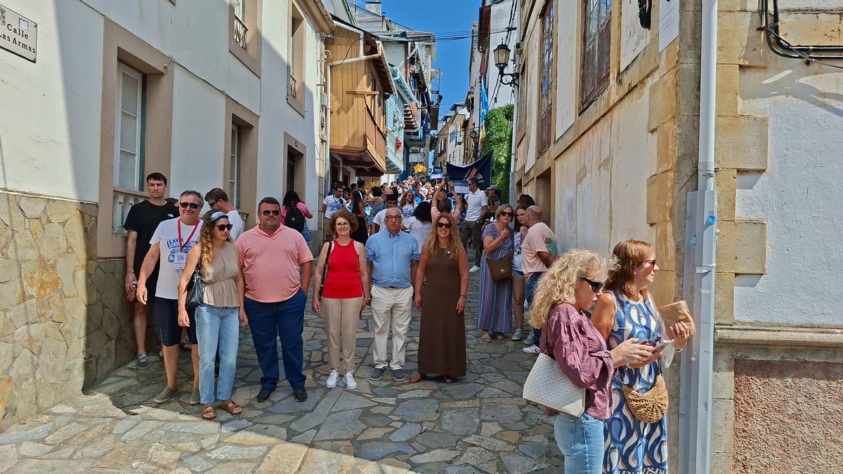 En imágenes: Los nadadores toman las calles de Navia en un ambiente "espectacular" En imágenes: Los nadadores toman las calles de Navia en un ambiente "espectacular"
