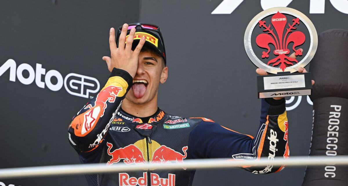 Álvaro Carpe celebra su segundo puesto en el podio del Gran Premio de Italia. | TEAM AJO