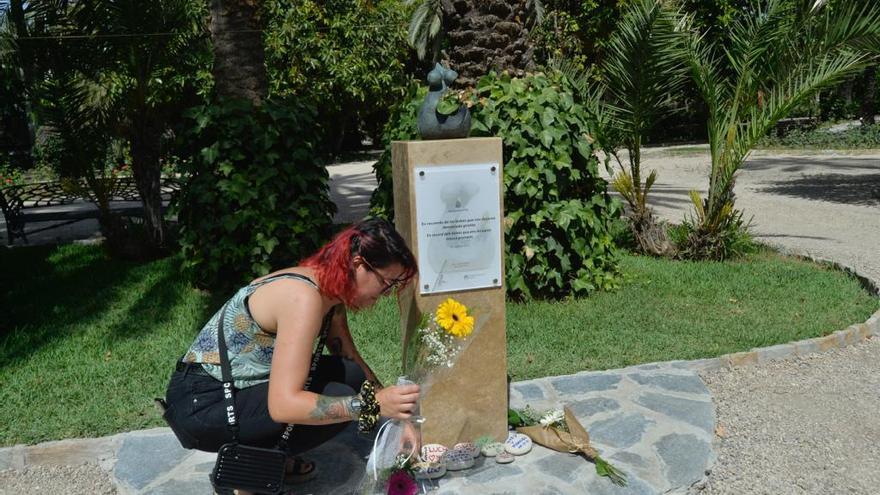 Ofrenda de flores en Elche por los bebés que fallecieron durante el parto y en el proceso de gestación