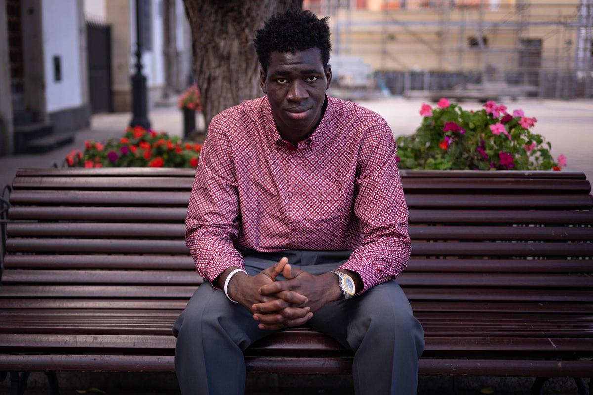 Youssouf Toure, en la plaza de San Agustín, en Los Realejos (Tenerife).