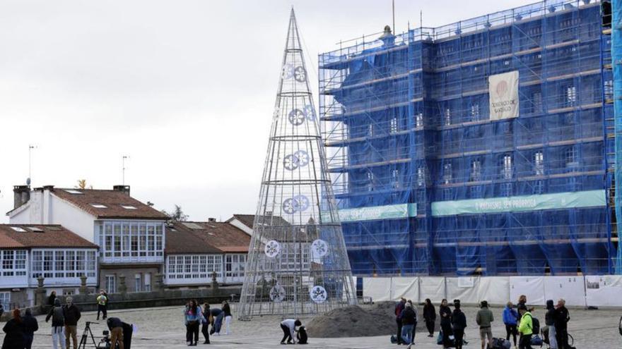 Comienza la instalación del árbol de Navidad en el Obradoiro