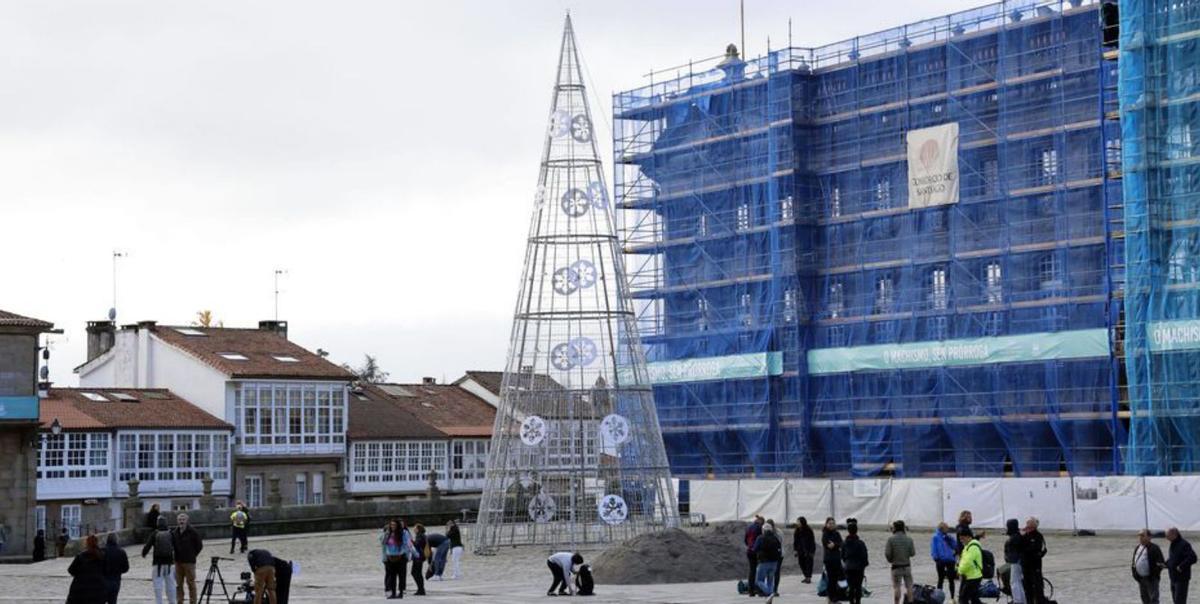 El árbol de Navidad del Obradoiro es un ‘clásico’ en Santiago / |  A. HERNÁNDEZ