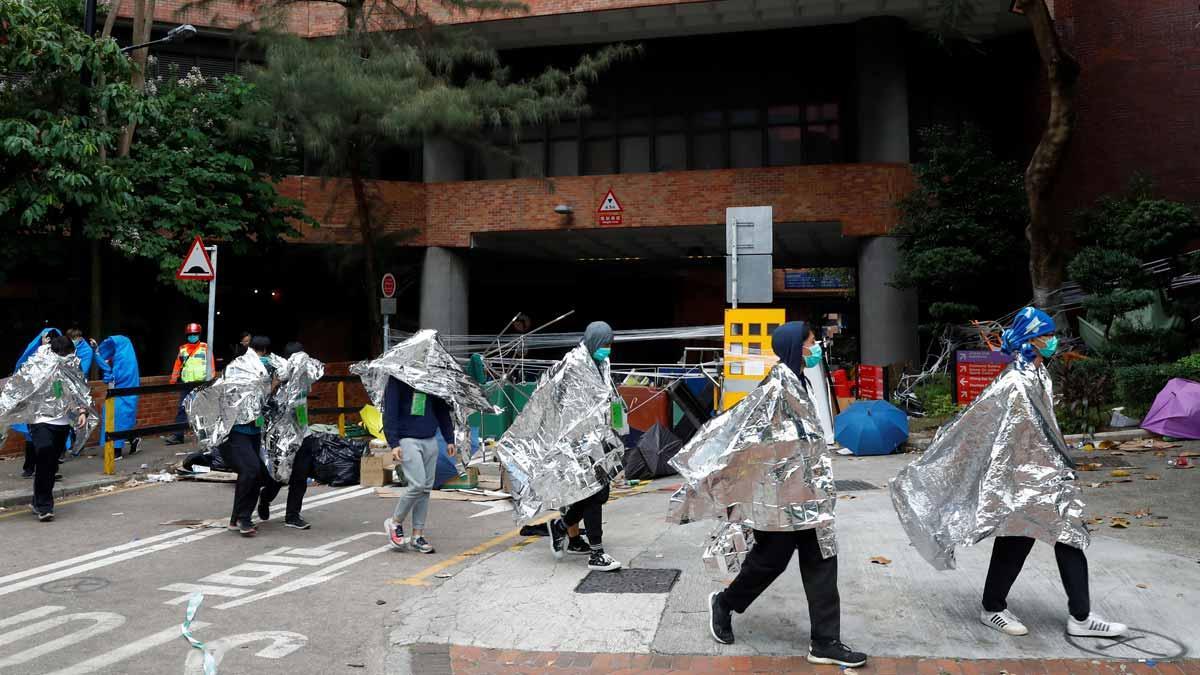 Disminuye la tensión en Hong Kong después de que 600 activistas abandonen la universidad.