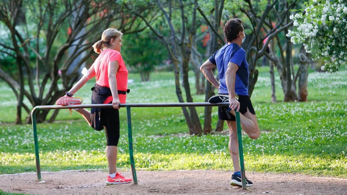 Deportistas calentando en el Parque Cruz Conde.