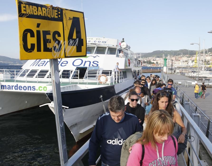 Viajeros embarcan con destino Cíes // Alba Villar