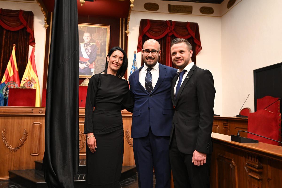 La trencaora de este año con los dos caballeros electos.