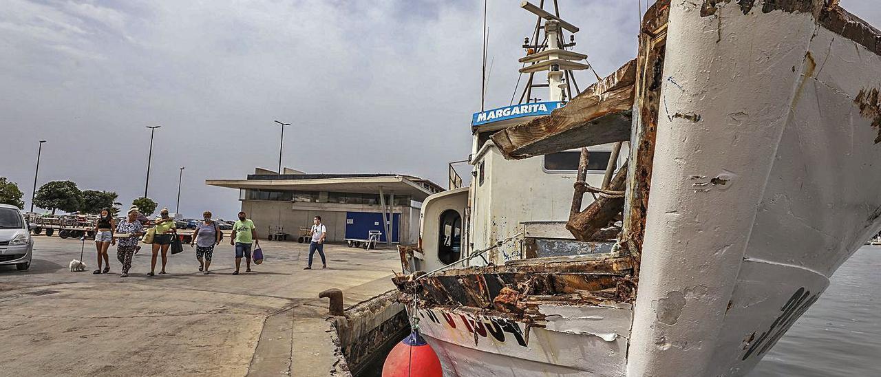 Arriba una de las embarcaciones que más daños tiene y debajo agua estancada en Playa Lisa. | ANTONIO AMORÓS