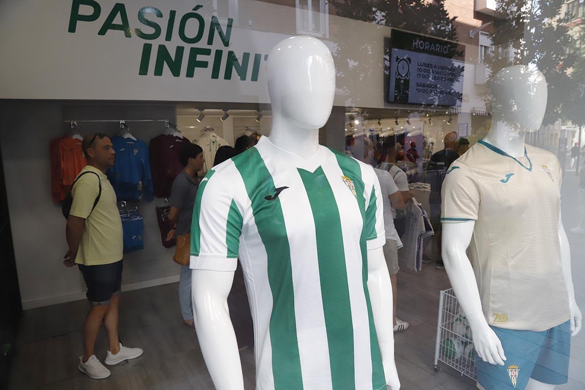 Las nuevas camisetas del Córdoba CF a la venta, en imágenes