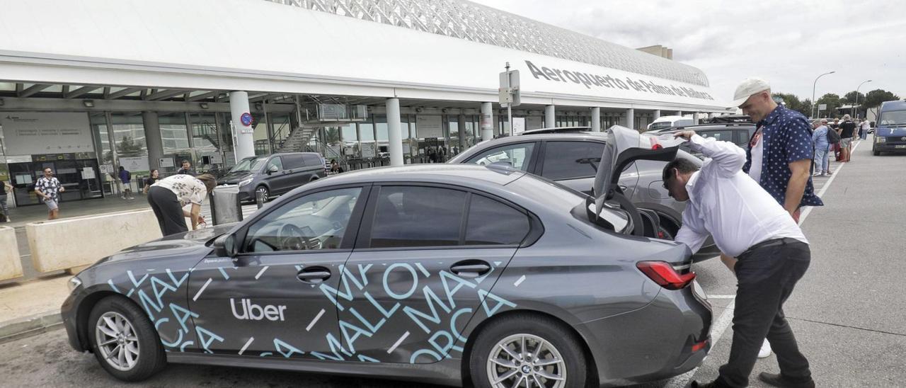 Un vehículo que opera con Uber, en el aeropuerto de Palma, en Mallorca.