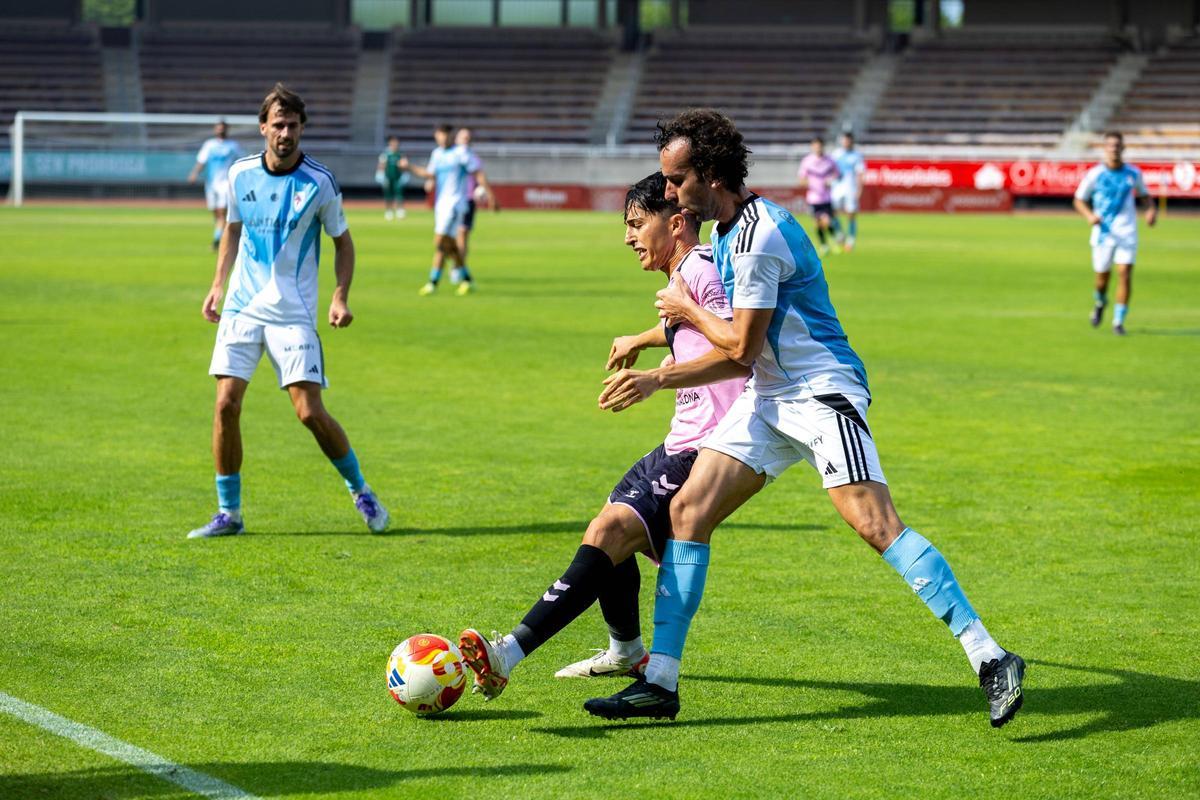 Charly durante el partido del Badalona en San Lázaro.