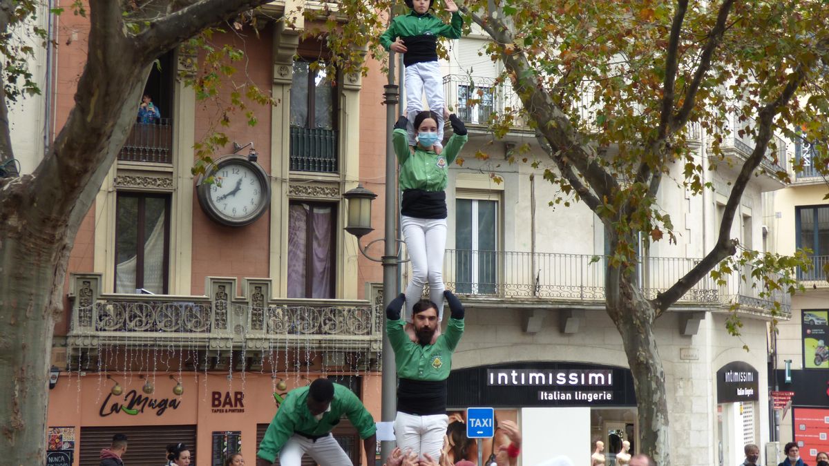 Onze colles castelleres es reuneixen a Figueres en la trobada de tardor de Colles del Nord