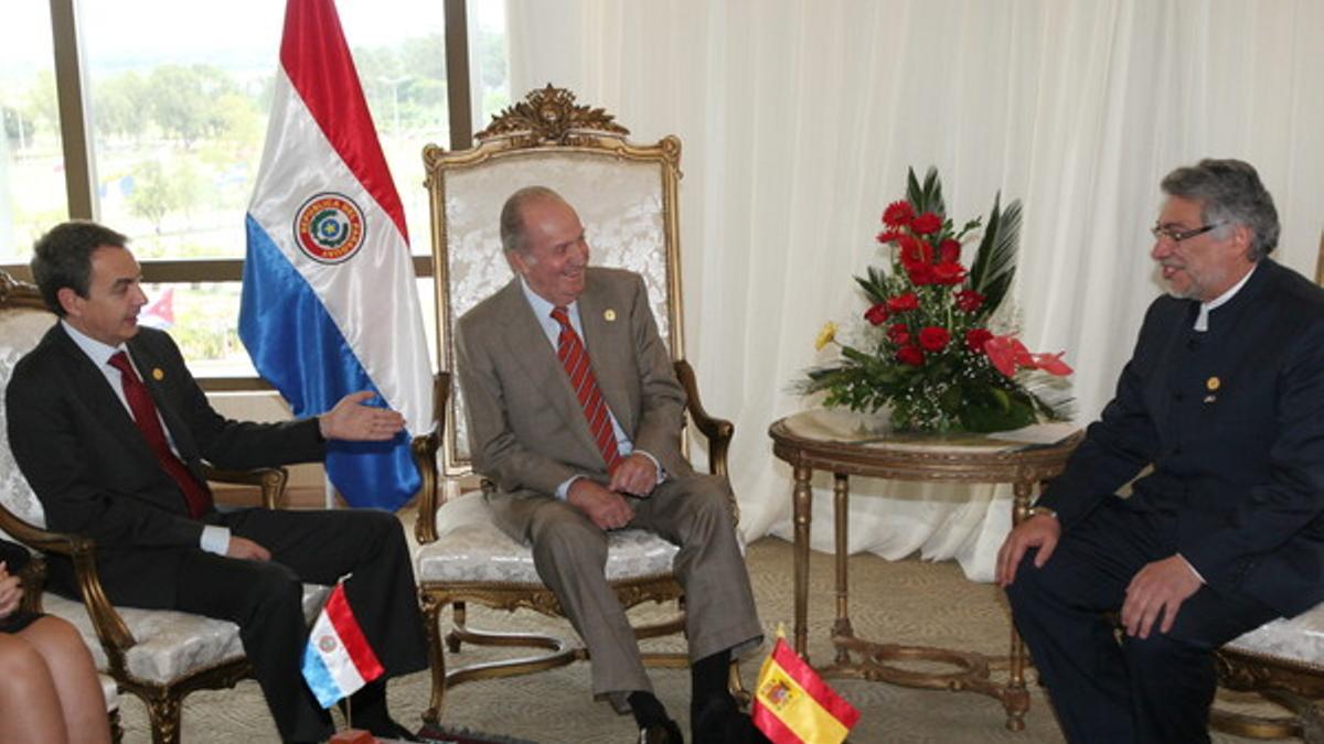 El presidente de Paraguay, Fernando Lugo, conversa con el Rey de España y el presidente Zapatero. EFE