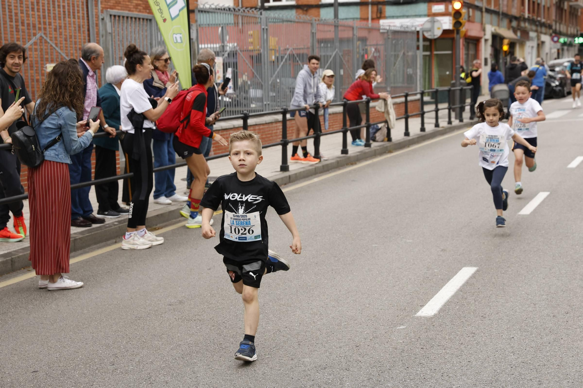 La carrera popular solidaria en El Llano, en Gijón, en imágenes