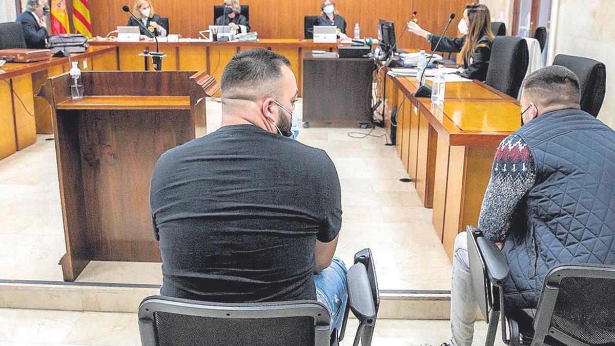 Los dos jóvenes acusados de la violación múltiple, este martes en el inicio del juicio en la Audiencia de Palma.