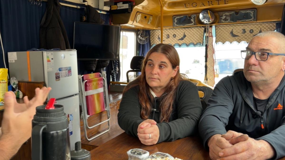Pablo y Marisa en el interior de su casa sobre ruedas.