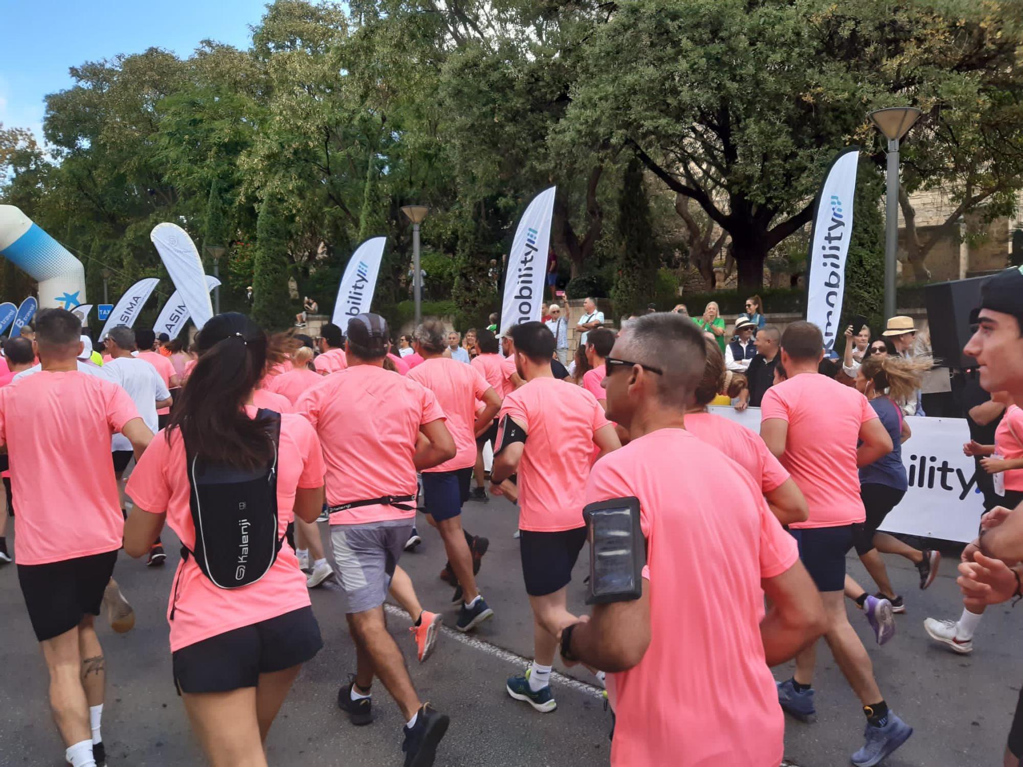 La carrera ‘Mallorca En Marcha Contra el Cáncer’ tiñe Palma de rosa