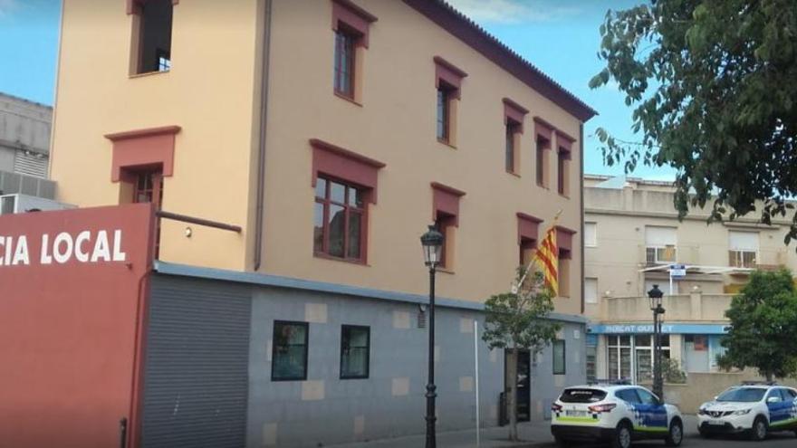 La Policia Local de Sant Feliu de Guíxols salva la vida a un home amb un desfibril·lador