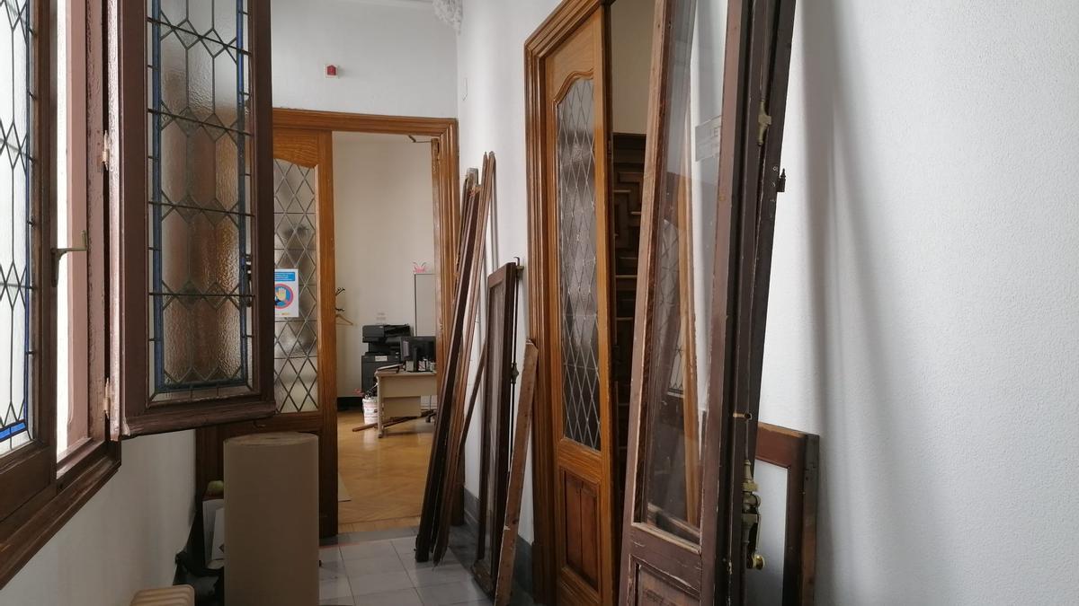 Las puertas y ventanas antiguas desmotadas para su sustitución.
