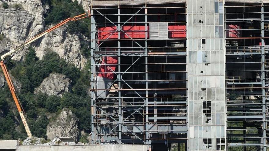 Un braç elevador a l&#039;edifici a mig desmantellar aquest dimecres |