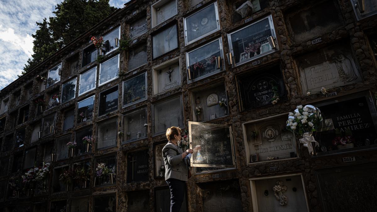 Cuidados de la lápida en el cementerio de Montjuic