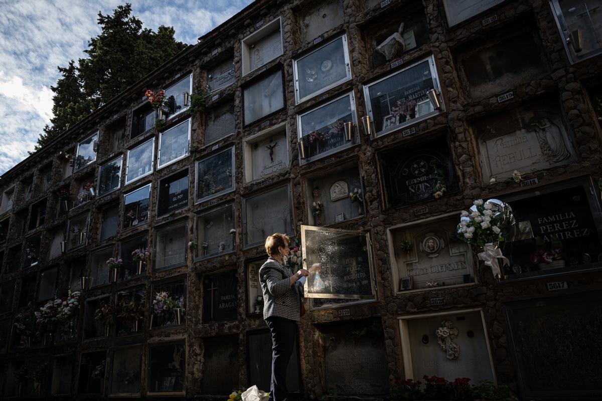 Cuidados de la lápida en el cementerio de Montjuic