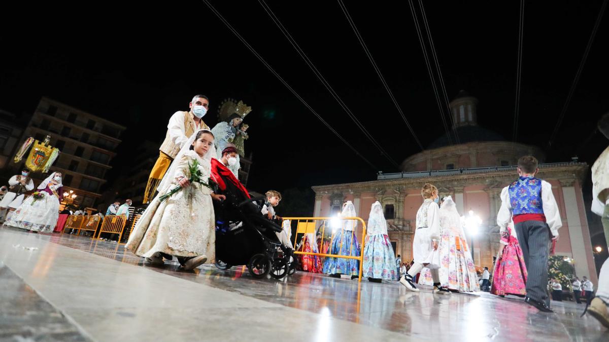 Búscate en el primer día de la ofrenda por la Calle Caballeros de las 21:00 a las 22:00