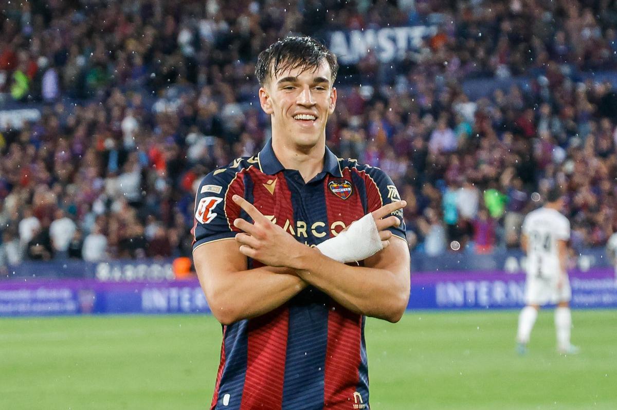 Carlos Espí celebra su gol contra el Mallorca en el Ciutat