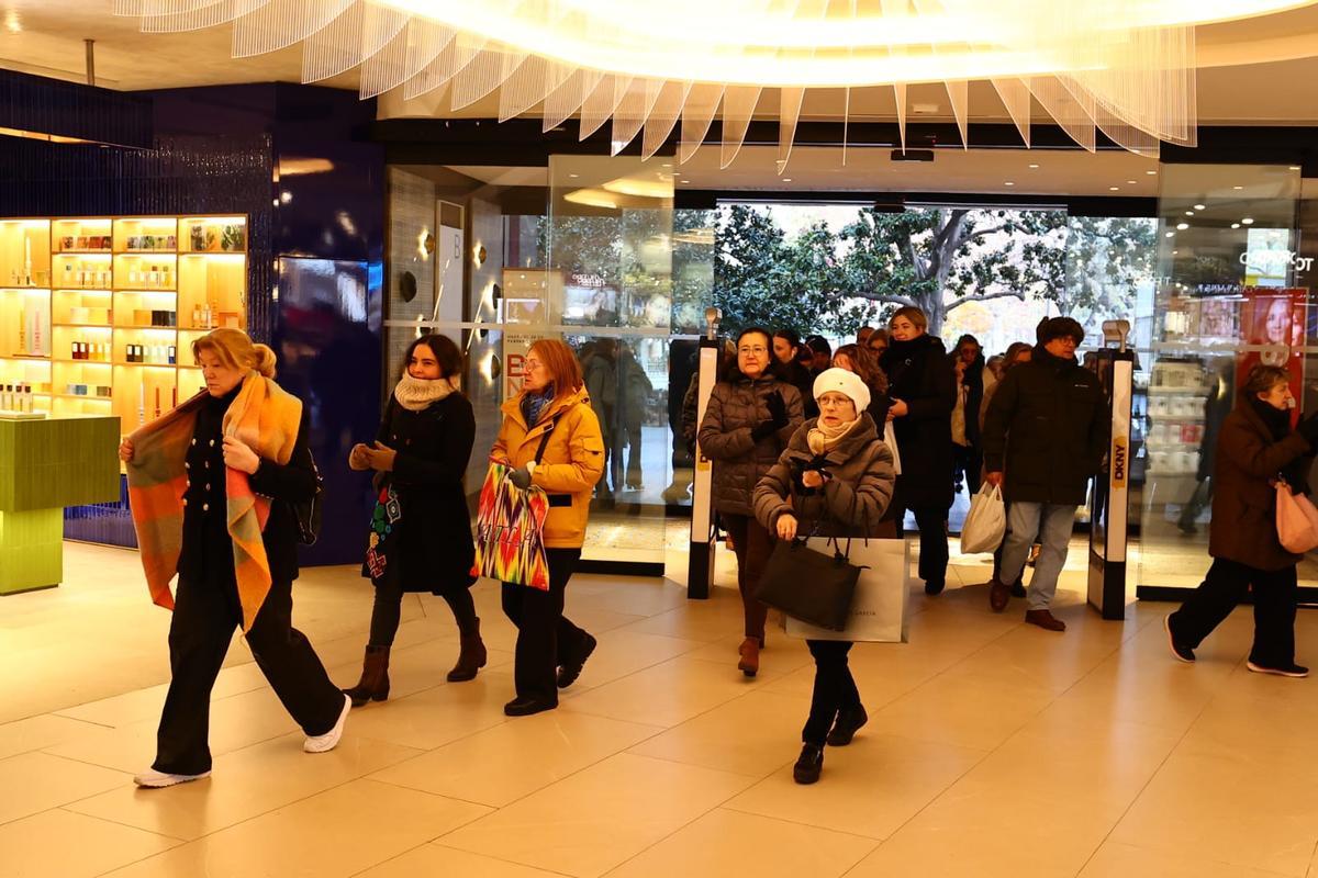 En imágenes | Comienzan las rebajas de invierno en Zaragoza