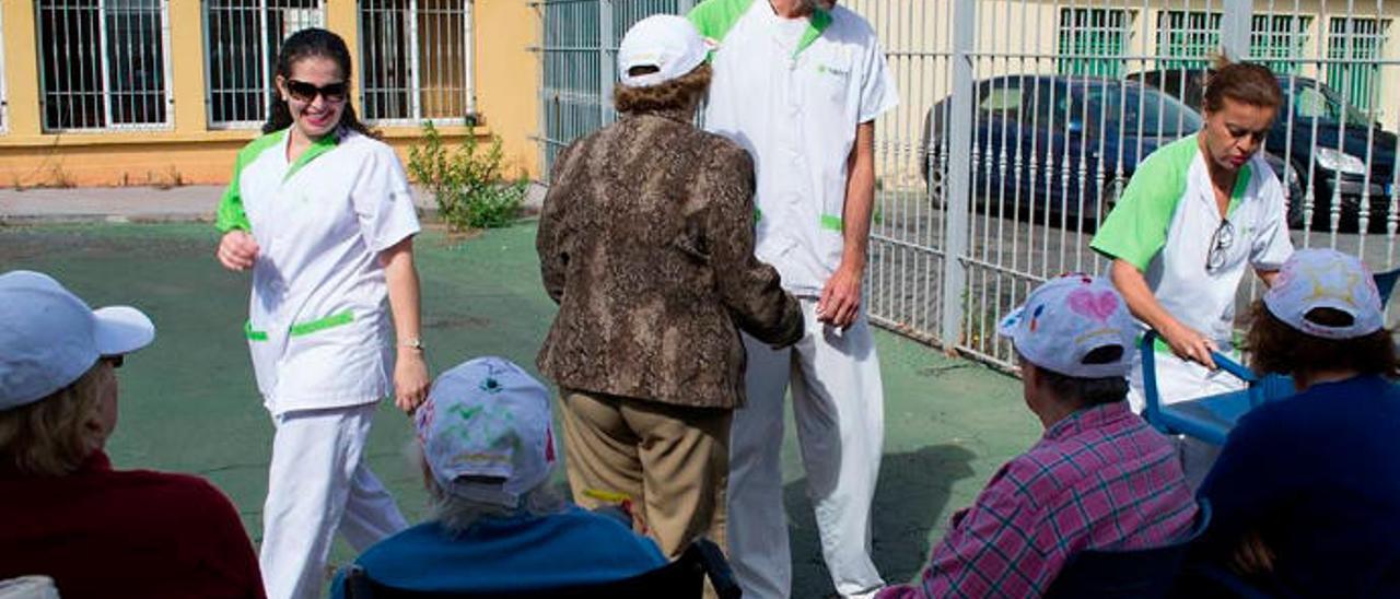 Usuarios y personal del centro de día de alzhéimer de La Pardilla, durante las olimpiadas celebradas en el centro en 2016.