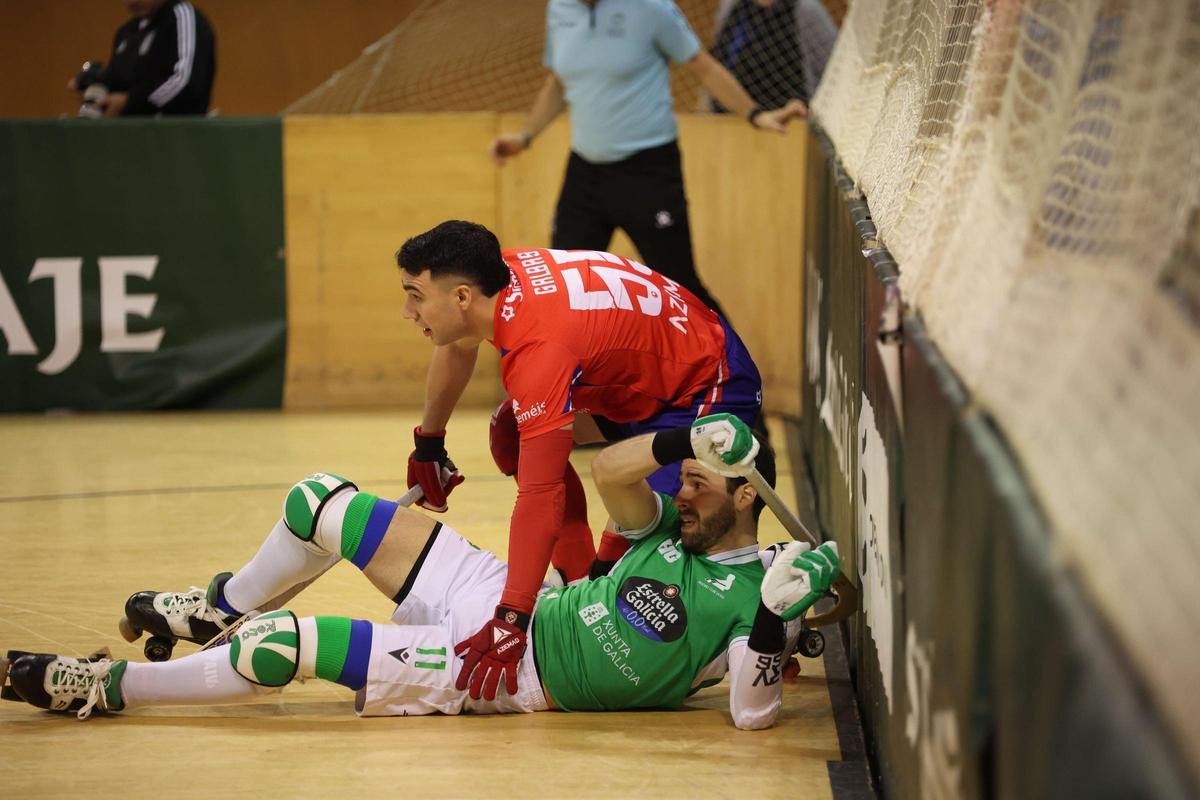 Nuno Paiva protesta desde el suelo en el encuentro frente al Oliveirense.
