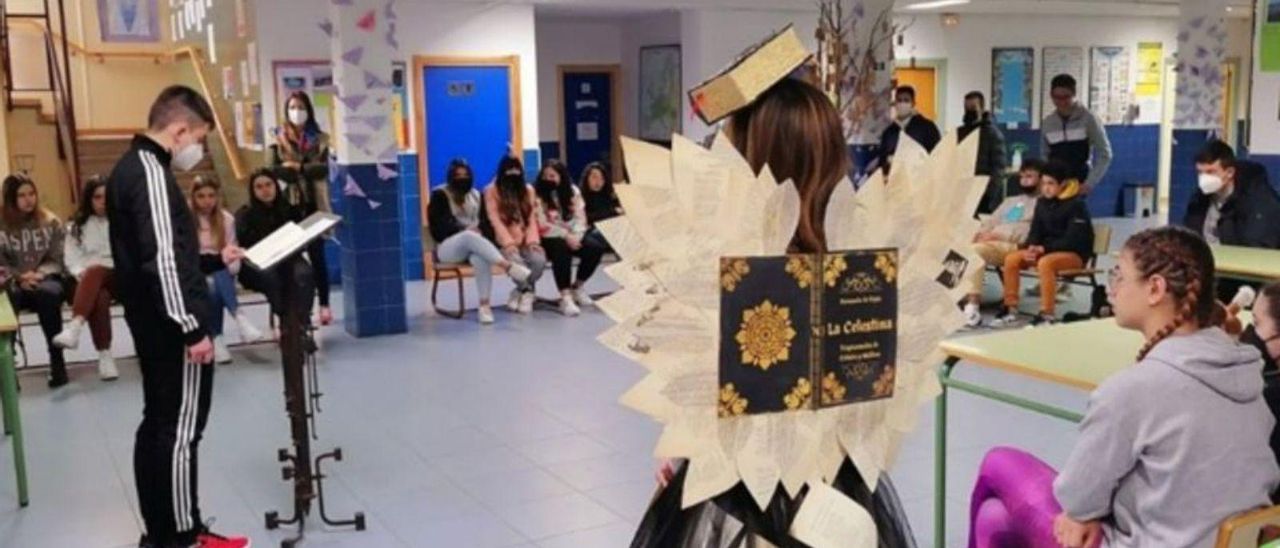 Lectura del Quijote con motivo del Día del Libro en el instituto. | Cedida