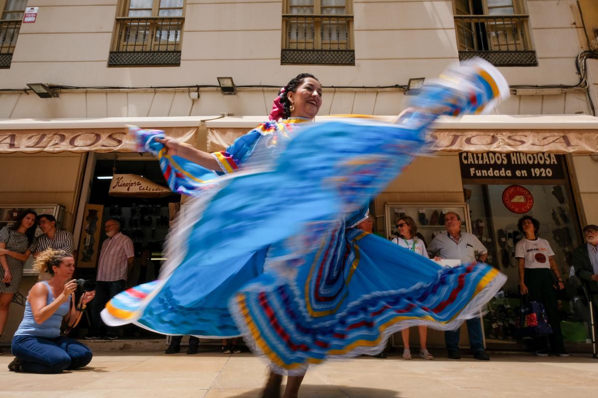 La música y el baile mexicano amenizaron el evento en Calle San Juan