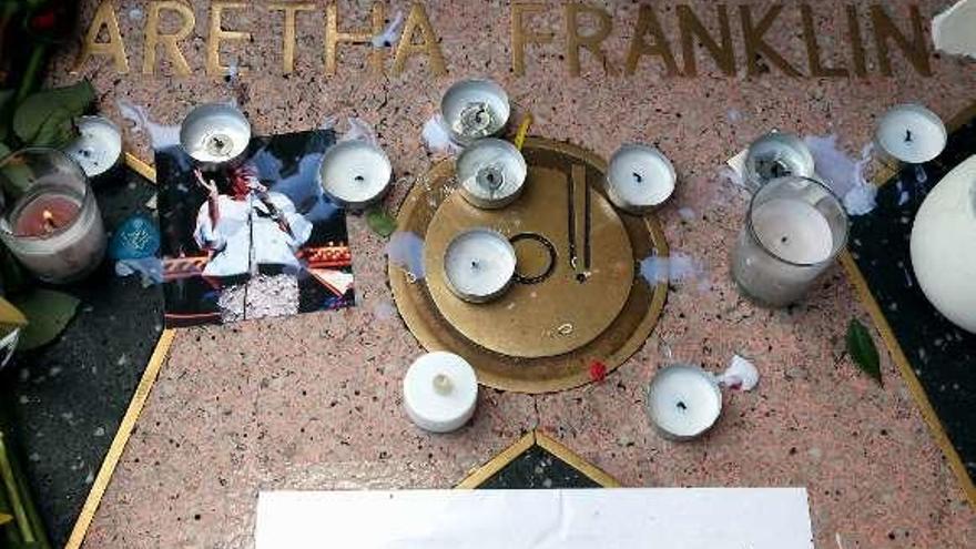 Fotografías y velas sobre la estrella de Aretha Franklin. // Efe