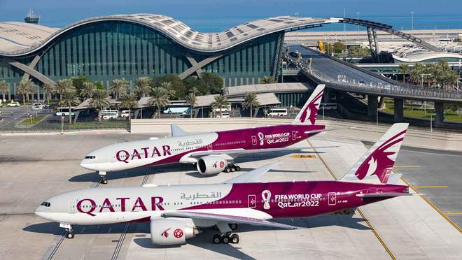 Dos aviones de Qatar Airways en el Aeropuerto Internacional Hamad de Doha.
