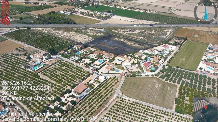 Los bomberos movilizan un helicóptero para extinguir un incendio de carrizo en Catral